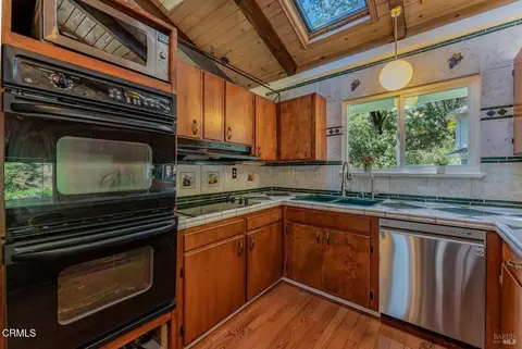 Kitchen - 925 Knob Hill Rd, Ukiah, CA 95482 photo 2 of 3