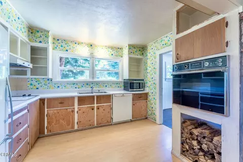 Kitchen - 18961 Symes Ln, Fort Bragg, CA 95437 photo 2 of 2