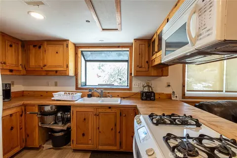 Kitchen - 41505 Alder Dr, Forest Falls, CA 92339 photo 2 of 2
