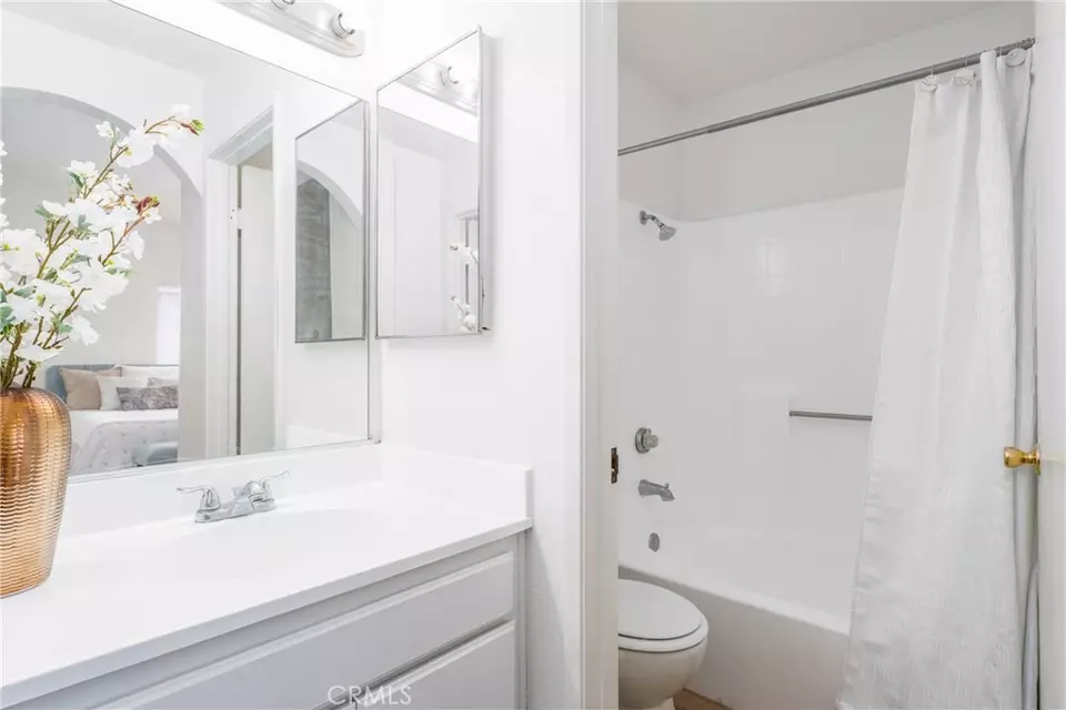 Bath - 1407 Sycamore Ln, San Bernardino, CA 92408 photo 2 of 3