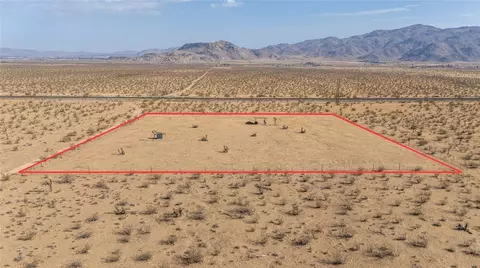 10425 Laguna Seca Dr, Apple Valley, CA 92308