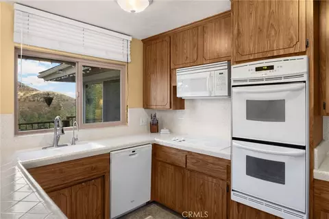 Kitchen - 5495 Summit Dr, Wrightwood, CA 92397 photo 4 of 6
