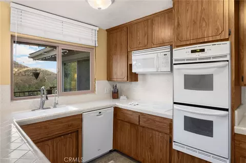 Kitchen - 5495 Summit Dr, Wrightwood, CA 92397 photo 4 of 6