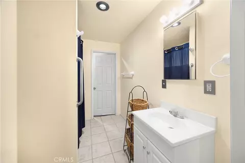 Bath - 5495 Summit Dr, Wrightwood, CA 92397 photo 4 of 5