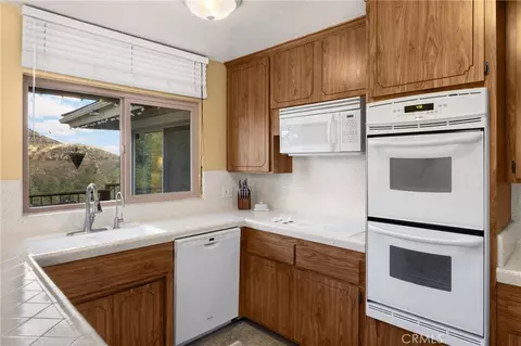 Kitchen - 5495 Summit Dr, Wrightwood, CA 92397 photo 3 of 6