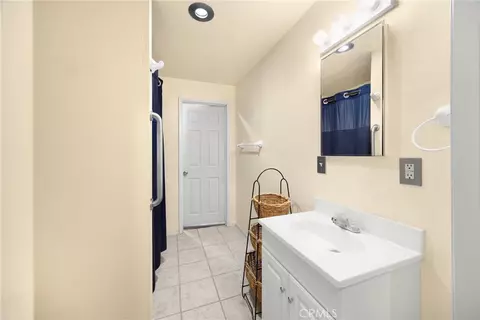Bath - 5495 Summit Dr, Wrightwood, CA 92397 photo 4 of 5