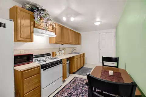 Kitchen - 5495 Summit Dr, Wrightwood, CA 92397 photo 5 of 6
