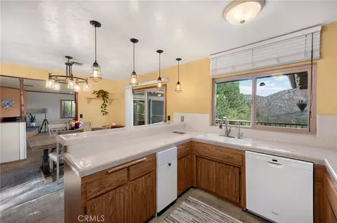 Kitchen - 5495 Summit Dr, Wrightwood, CA 92397 photo 3 of 6