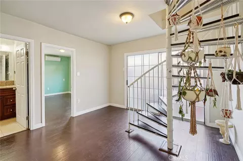 Entry Way - 1211 E Leigh Ct, Long Beach, CA 90806 photo 1 of 1