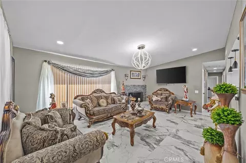 Living - 13288 Choco Rd, Apple Valley, CA 92308 photo 4 of 5