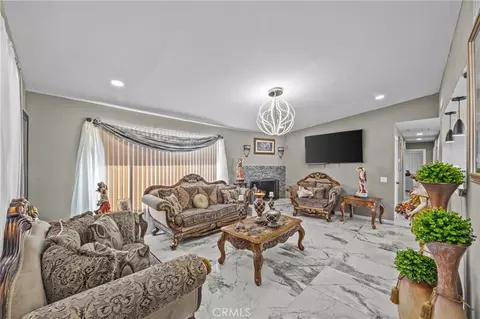 Living - 13288 Choco Rd, Apple Valley, CA 92308 photo 4 of 5
