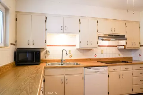 Kitchen - 281 Lubken, Lone Pine, CA 93545 photo 3 of 4