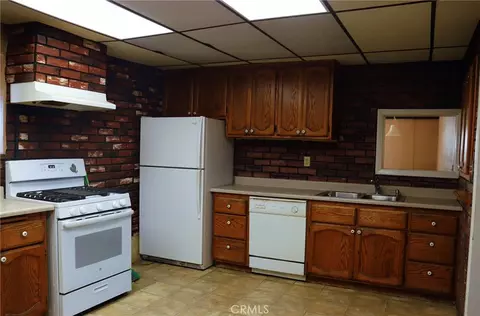 Kitchen - 9632 Juniper St, Apple Valley, CA 92308 photo 2 of 2