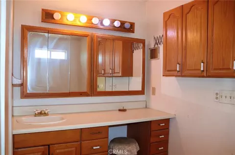 Bath - 9632 Juniper St, Apple Valley, CA 92308 photo 4 of 5