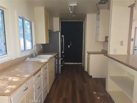 Kitchen - 629 Chateau, Crestline, CA 92325 photo 2 of 3
