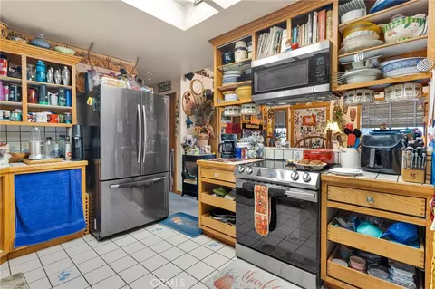 Kitchen - 7848 Di Francesco, Apple Valley, CA 92308 photo 3 of 4