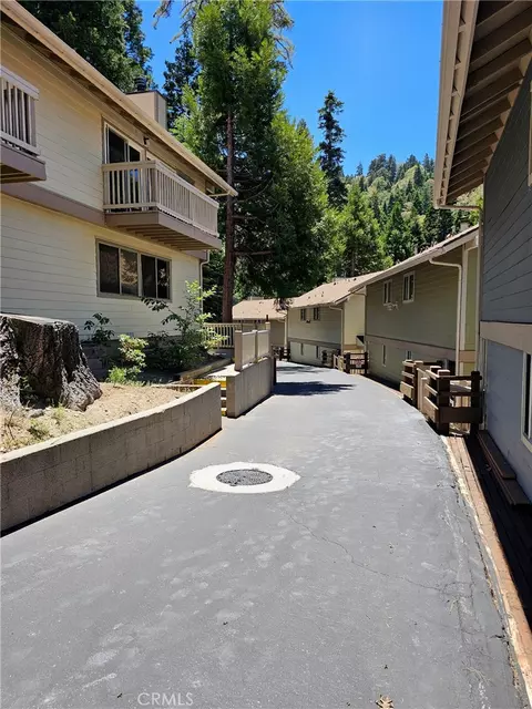 310 Canyon Crst, Lake Arrowhead, CA 92352