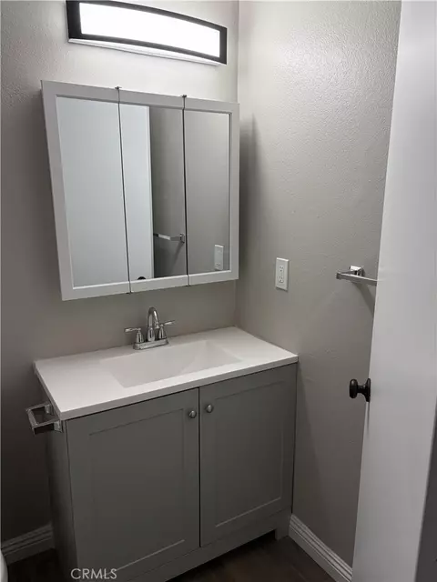 Bath - 17802 Quantico, Apple Valley, CA 92307 photo 1 of 1