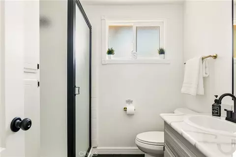 Bath - 1296 Calgary Dr, Lake Arrowhead, CA 92352 photo 3 of 4