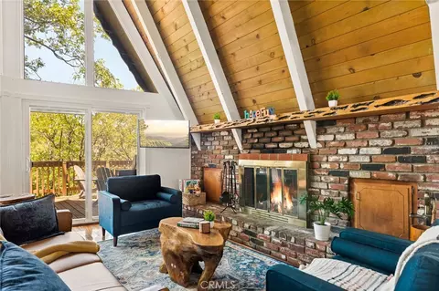 Living - 1296 Calgary Dr, Lake Arrowhead, CA 92352 photo 2 of 3