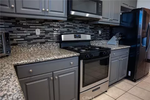 Kitchen - 8738 Redondo Ave, Hesperia, CA 92344 photo 5 of 6