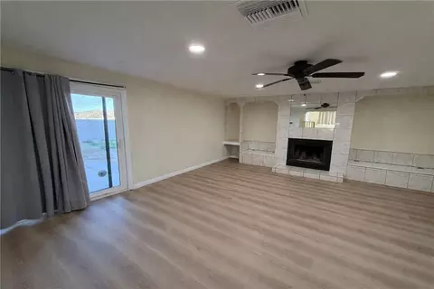 Living - 611 Lillian Dr, Barstow, CA 92311 photo 3 of 4