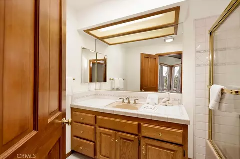 Bath - 251 N Eureka Dr, Big Bear Lake, CA 92315 photo 5 of 6