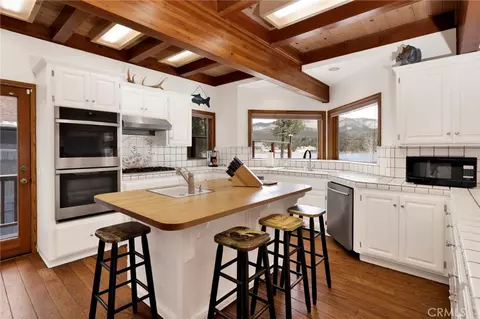 Kitchen - 251 N Eureka Dr, Big Bear Lake, CA 92315 photo 2 of 4