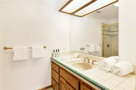Bath - 251 N Eureka Dr, Big Bear Lake, CA 92315 photo 6 of 6