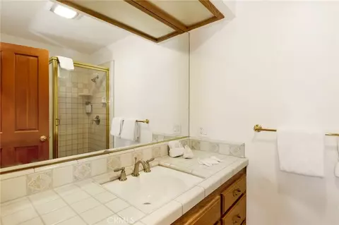 Bath - 251 N Eureka Dr, Big Bear Lake, CA 92315 photo 3 of 6