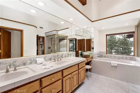 Bath - 251 N Eureka Dr, Big Bear Lake, CA 92315 photo 4 of 6