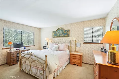 Bedroom - 27403 Alpen Dr, Lake Arrowhead, CA 92352 photo 1 of 5
