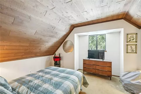 Bedroom - 27403 Alpen Dr, Lake Arrowhead, CA 92352 photo 5 of 5