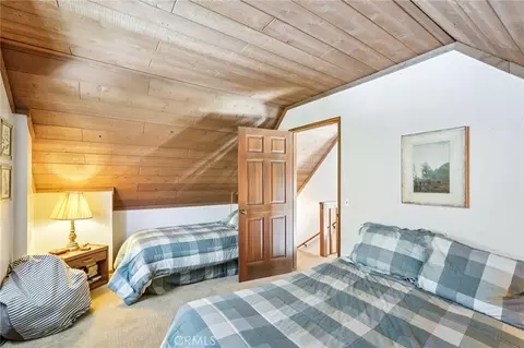 Bedroom - 27403 Alpen Dr, Lake Arrowhead, CA 92352 photo 4 of 5