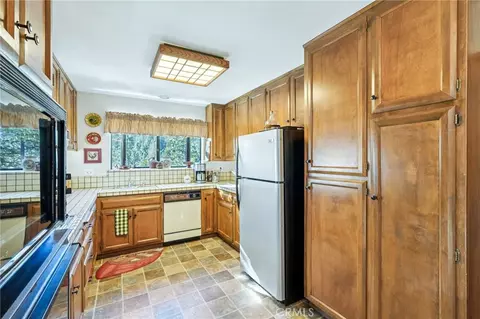 Kitchen - 27403 Alpen Dr, Lake Arrowhead, CA 92352 photo 2 of 2