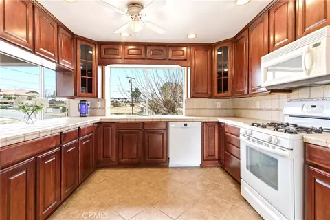Kitchen - 18785 Talisman, Hesperia, CA 92345 photo 3 of 5