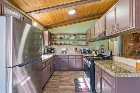 Kitchen - 44667 Barton, Sugarloaf, CA 92386 photo 3 of 6