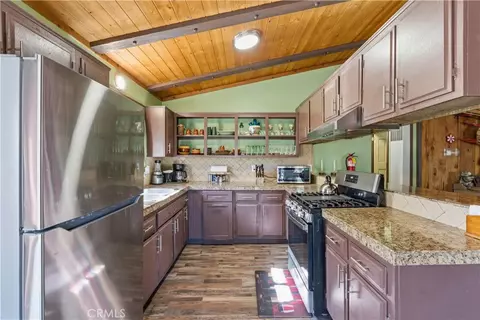 Kitchen - 44667 Barton, Sugarloaf, CA 92386 photo 2 of 6