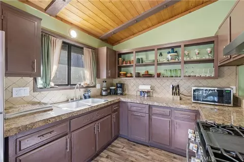 Kitchen - 44667 Barton, Sugarloaf, CA 92386 photo 3 of 6