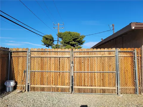 Exterior - 21535 Pine Rdg, Apple Valley, CA 92307 photo 4 of 14