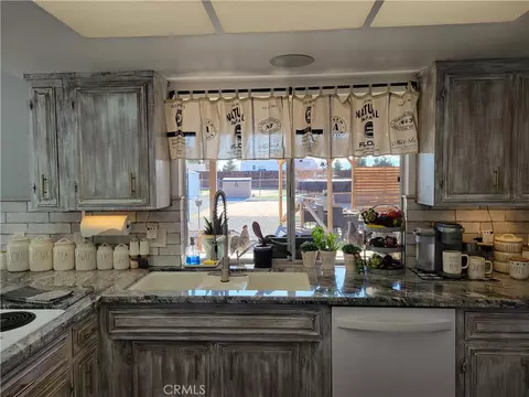 Kitchen - 21535 Pine Rdg, Apple Valley, CA 92307 photo 4 of 6