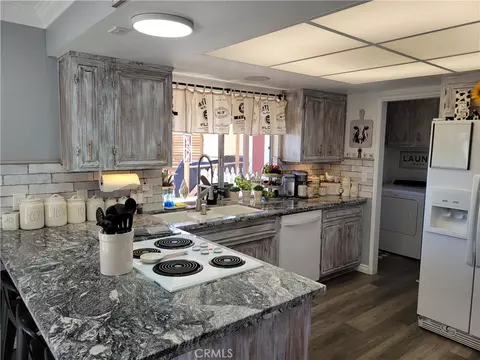 Kitchen - 21535 Pine Rdg, Apple Valley, CA 92307 photo 3 of 6