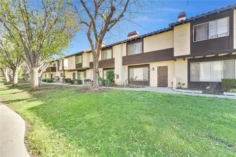 1077 Santo Antonio Dr #15, Colton, CA 92324