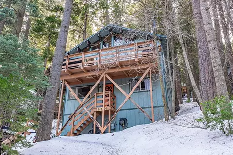 28349 Larchmont Ln, Lake Arrowhead, CA 92352
