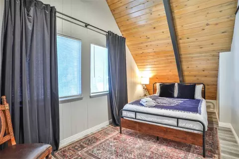 Bedroom - 24833 Matterhorn Ct, Crestline, CA 92325 photo 1 of 9