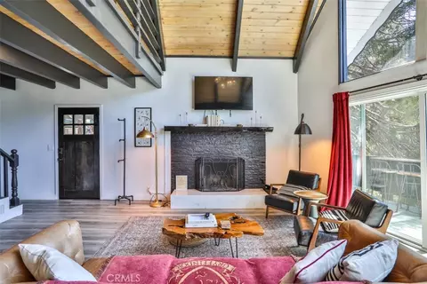 Living - 24833 Matterhorn Ct, Crestline, CA 92325 photo 2 of 5