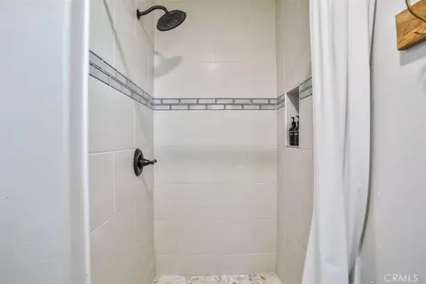 Bath - 24833 Matterhorn Ct, Crestline, CA 92325 photo 2 of 3