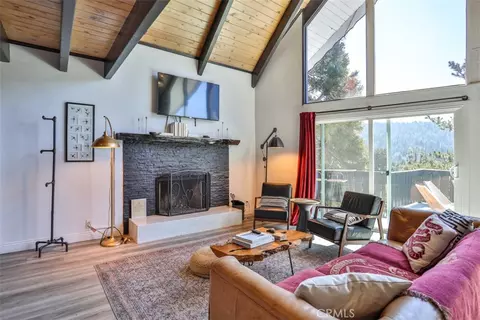 Living - 24833 Matterhorn Ct, Crestline, CA 92325 photo 4 of 5