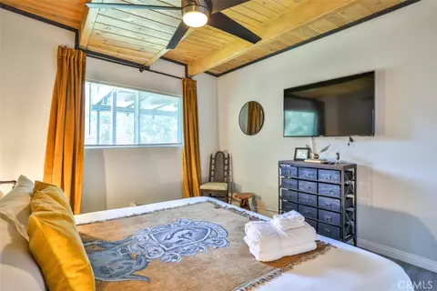 Bedroom - 24833 Matterhorn Ct, Crestline, CA 92325 photo 6 of 9