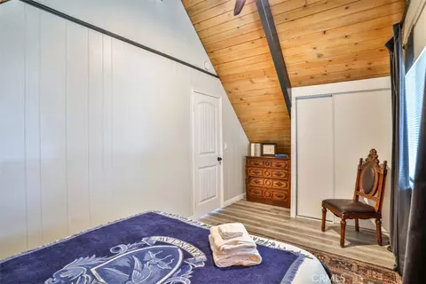 Bedroom - 24833 Matterhorn Ct, Crestline, CA 92325 photo 3 of 9
